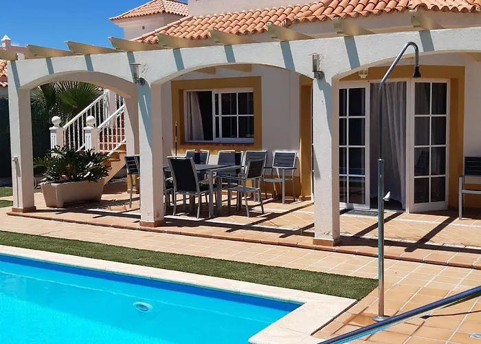 فيلة Dwarika, Away From - Private Heated Pool كاليتا ذي فوستي