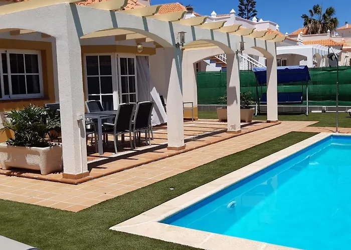 Dwarika, Away From - Private Heated Pool فيلة